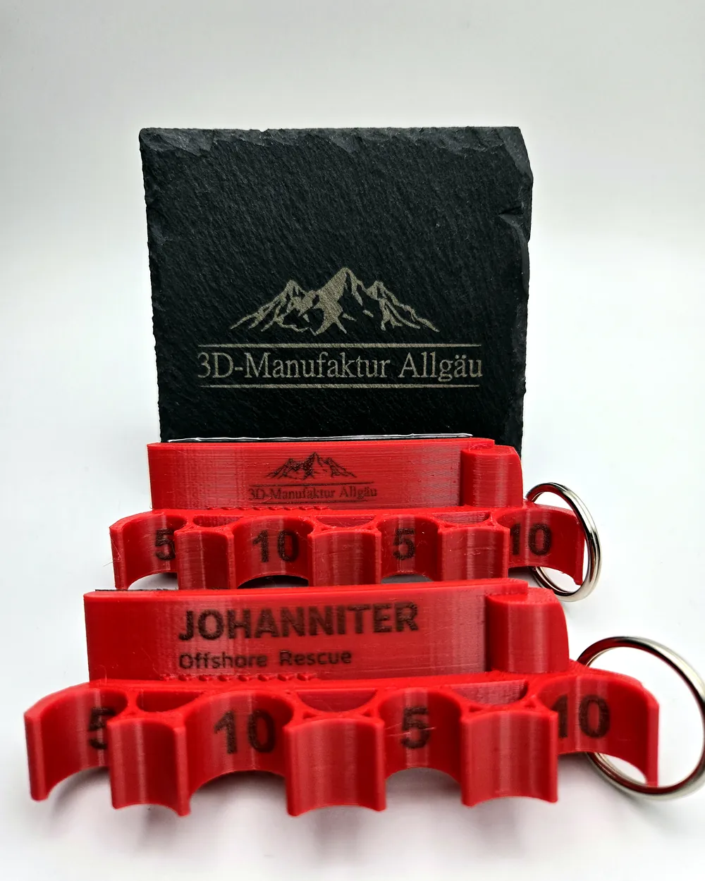 Gravierte Spritzenhalter und Schieferplatte mit dem Logo der 3D-Manufaktur Allgäu