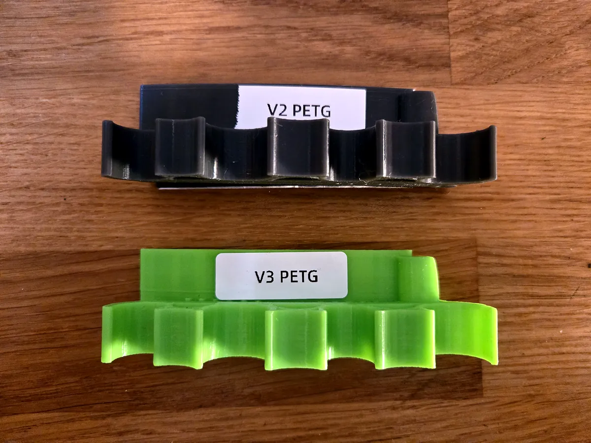 Prototypen von Spritzenhalter Version 2 und Version 3 aus PETG