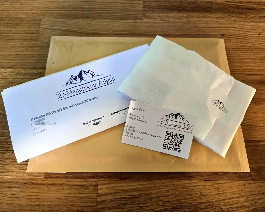 Versandkarton mit Anschreiben und Visitenkarte der 3D-Manufaktur Allgäu