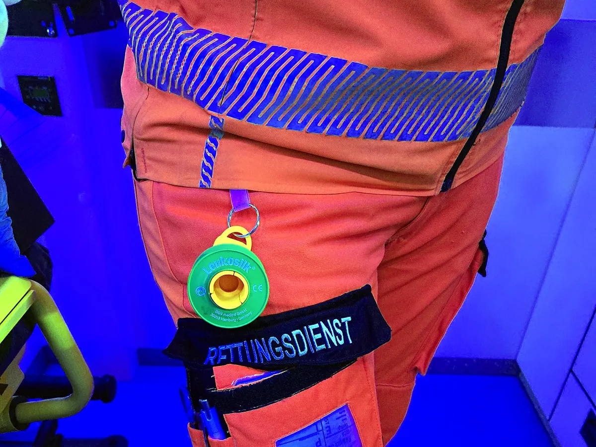 Abroller mit Pflasterrolle an der Einsatzhose im Rettungsdienst