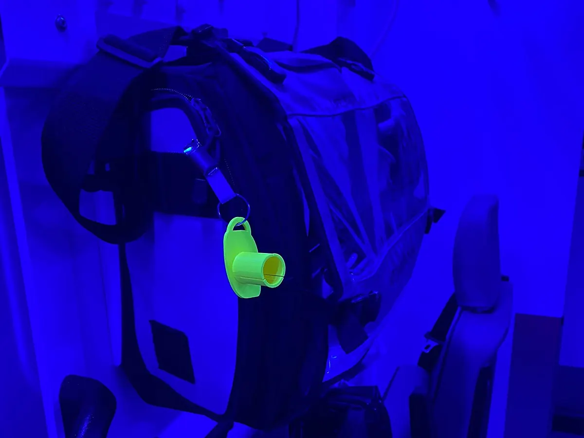 Nachtleuchtender Ampullenbrecher am Notfallrucksack unter UV Licht