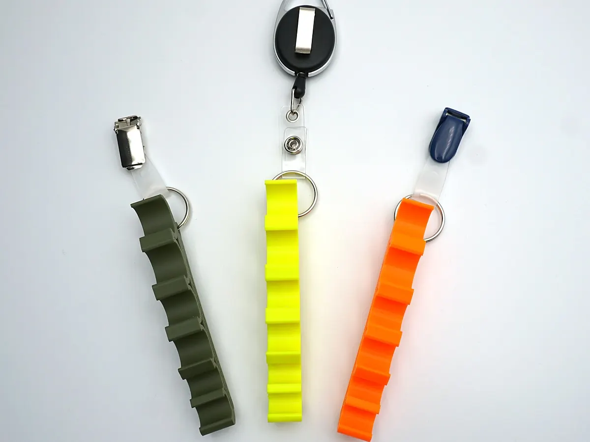 Drei Spritzenhalter in Oliv, Gelb und Orange mit Clip, Jojo und Karabiner
