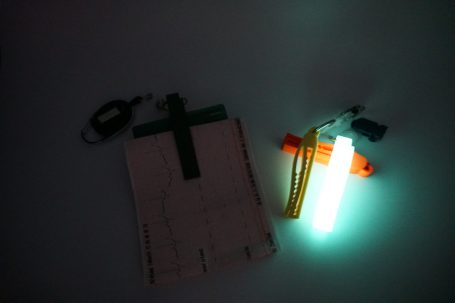 QuickAid "Kroko" Klammer in grün leuchtend, Kartenhalter, EKG-Ausdruckhalter, Halter Patientenkarte